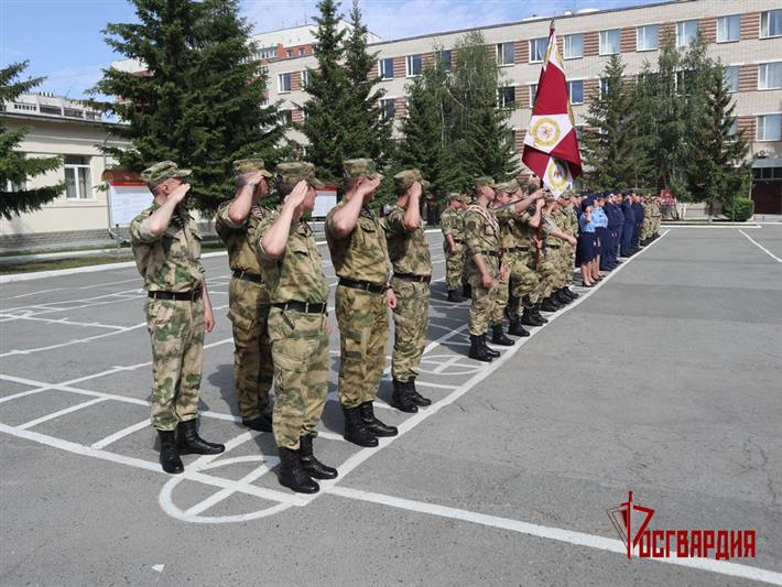 Отдельной авиационной эскадрилье Уральского округа Росгвардии вручено Боевое знамя нового образца (видео)