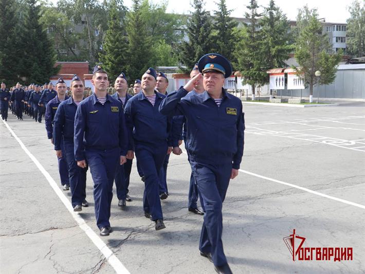 Отдельной авиационной эскадрилье Уральского округа Росгвардии вручено Боевое знамя нового образца (видео)