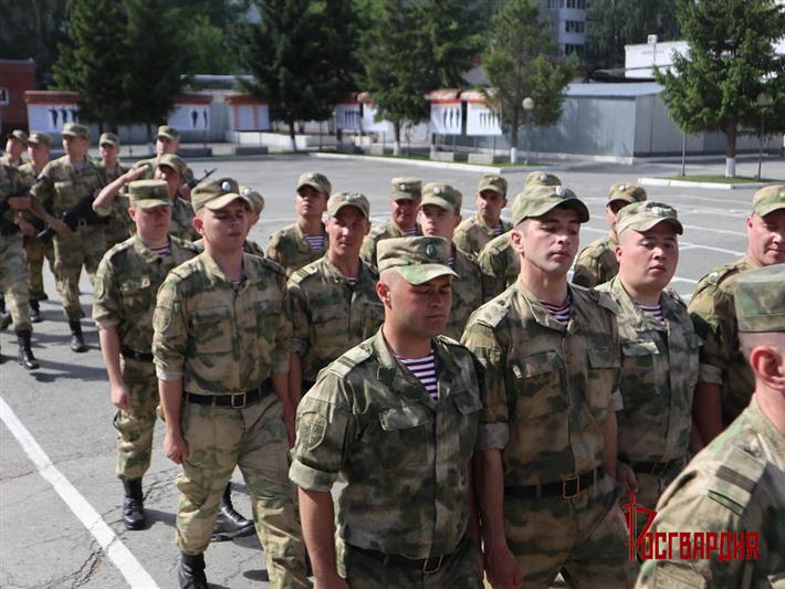 Отдельной авиационной эскадрилье Уральского округа Росгвардии вручено Боевое знамя нового образца (видео)