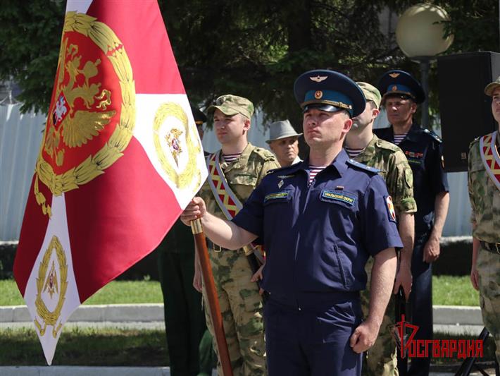 Отдельной авиационной эскадрилье Уральского округа Росгвардии вручено Боевое знамя нового образца (видео)