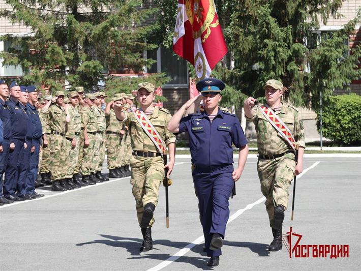 Отдельной авиационной эскадрилье Уральского округа Росгвардии вручено Боевое знамя нового образца (видео)