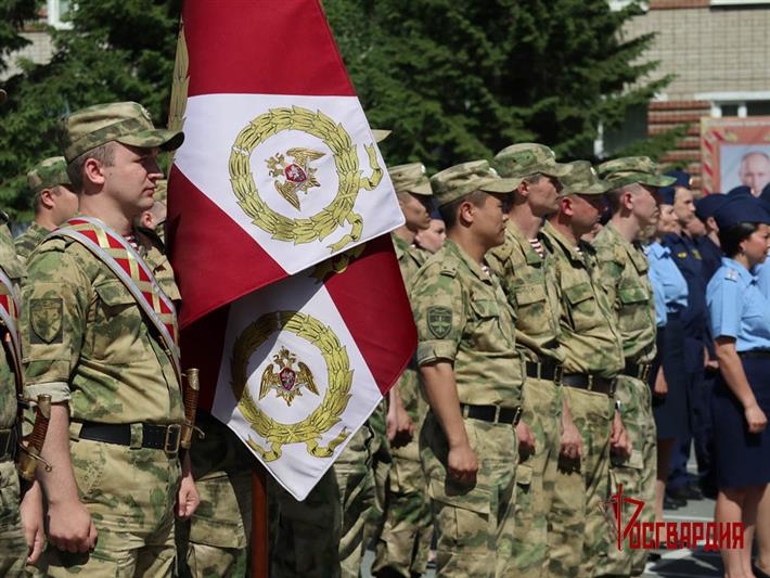 Отдельной авиационной эскадрилье Уральского округа Росгвардии вручено Боевое знамя нового образца (видео)