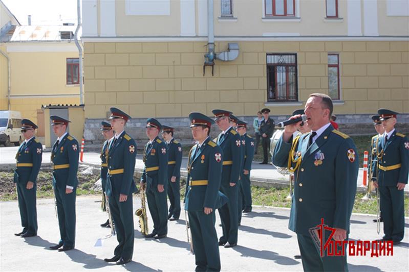 Росгвардия поздравила персональными парадами ветеранов в Екатеринбурге, Зауралье и Тюменской области