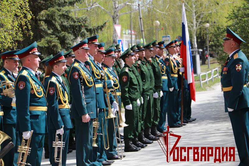 Военнослужащие озерской дивизии Росгвардии поздравили с Днём Победы фронтовиков и тружеников тыла