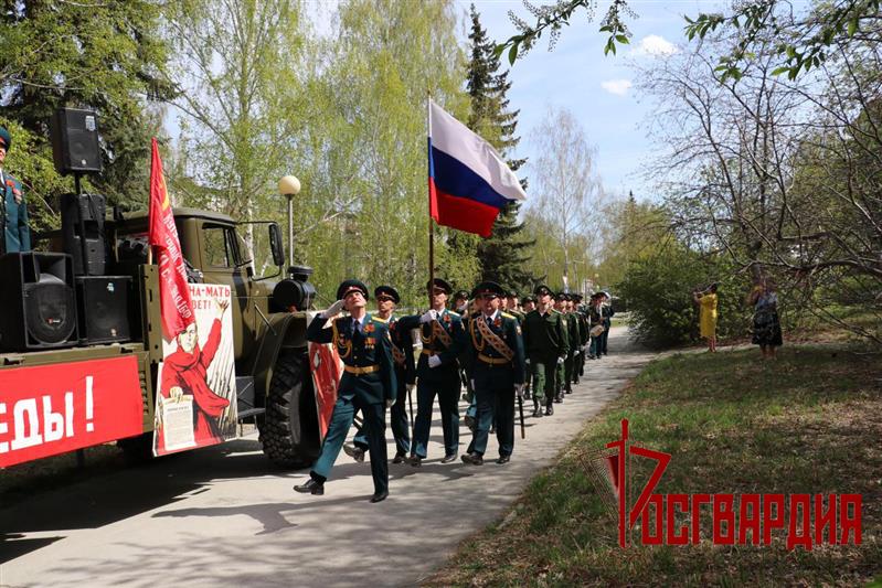Военнослужащие озерской дивизии Росгвардии поздравили с Днём Победы фронтовиков и тружеников тыла