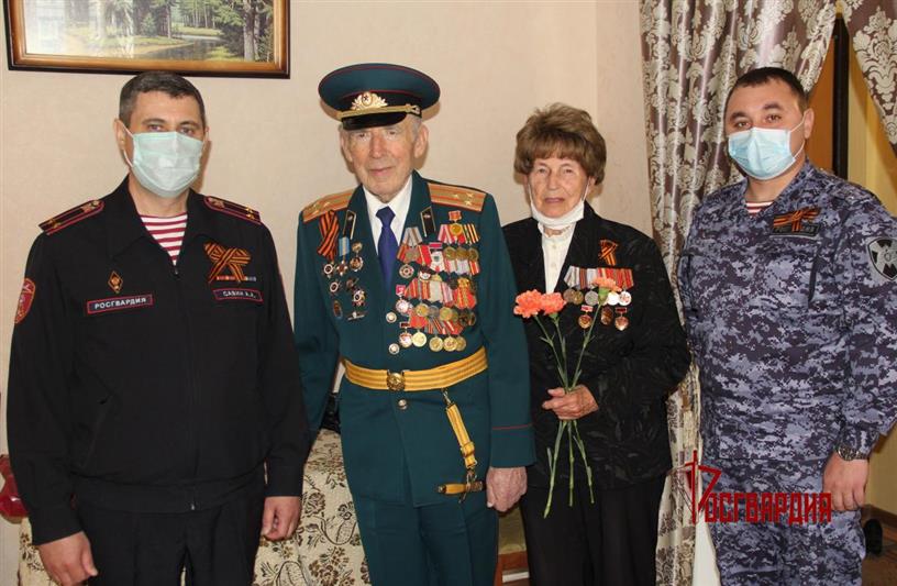 В Тюмени офицеры Росгвардии поздравляют фронтовиков и тружеников тыла с наступающим Днем Победы