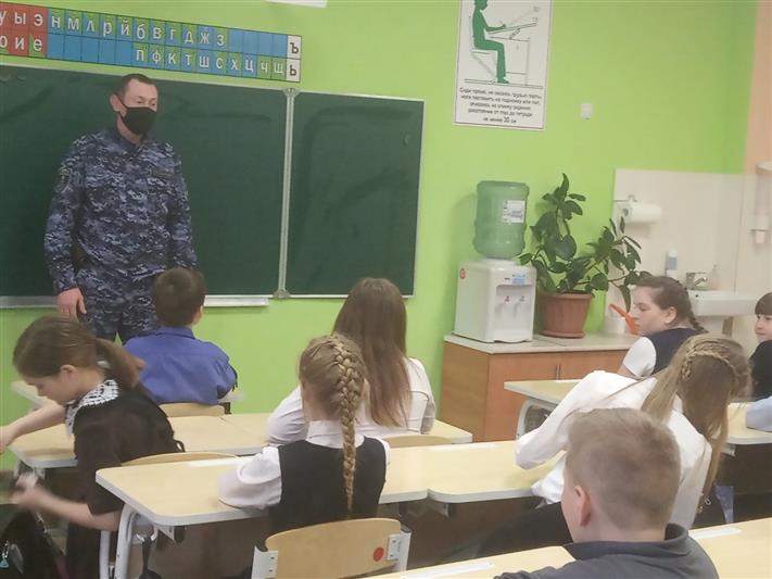 В преддверии Дня Победы росгвардейцы проводят уроки мужества для белгородских школьников
