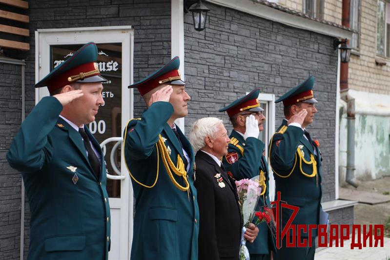 Военнослужащие озерской дивизии Росгвардии поздравили с Днём Победы фронтовиков и тружеников тыла
