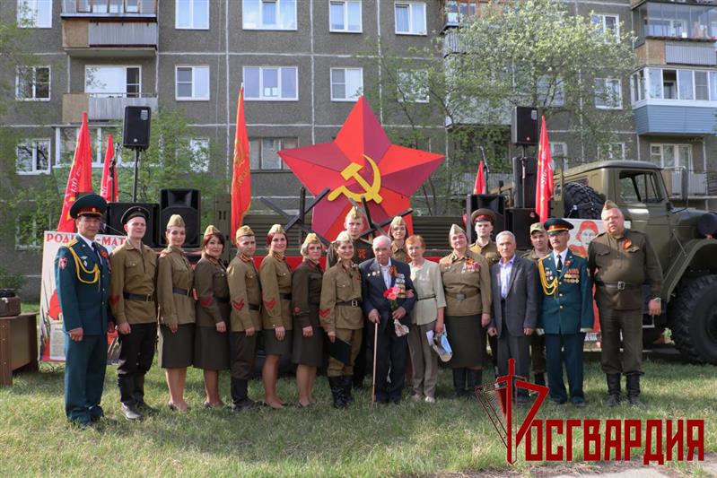 Военнослужащие озерской дивизии Росгвардии поздравили с Днём Победы фронтовиков и тружеников тыла