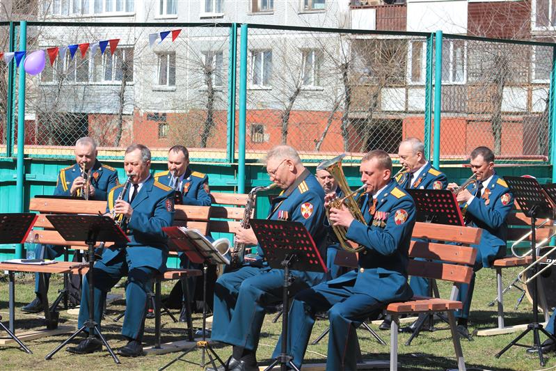 В Омске военнослужащие Росгвардии приняли участие во всероссийской акции «Окна Победы»