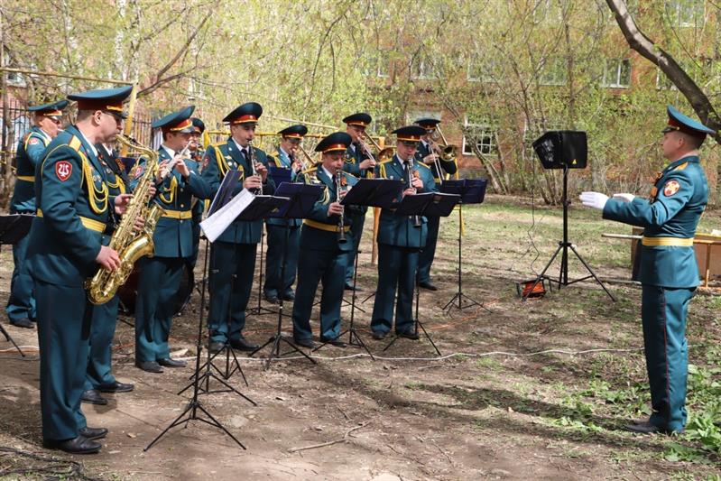 В Перми сотрудники и военнослужащие Росгвардии поздравили с Днем Победы ветеранов Великой Отечественной войны 