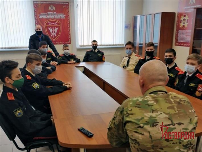 В Югре Росгвардия провела цикл встреч, посвященных подвигу солдат и офицеров Красной Армии,  для учащихся подшефных учреждений