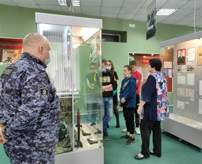 На Среднем Урале сотрудники Росгвардии организовали для трудных подростков экскурсию в музей локальных войн 