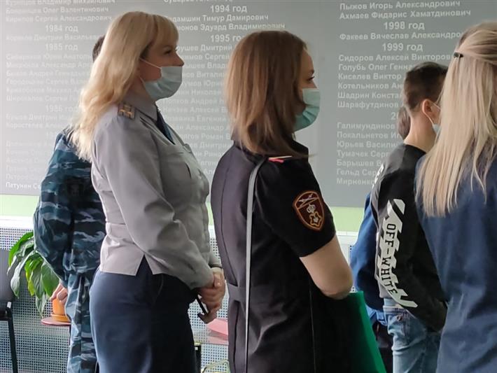 На Среднем Урале сотрудники Росгвардии организовали для трудных подростков экскурсию в музей локальных войн