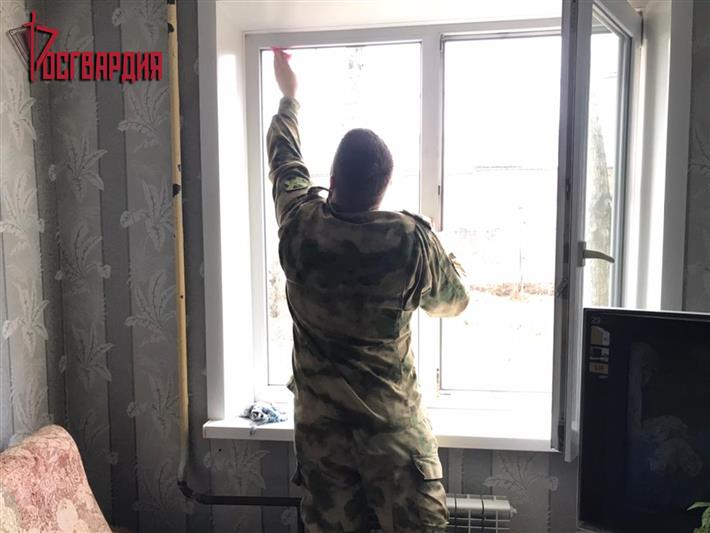 Иркутские росгвардейцы оказывают адресную помощь одиноким пожилым людям