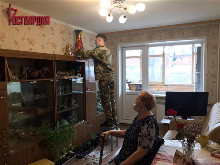 Иркутские росгвардейцы оказывают адресную помощь одиноким пожилым людям