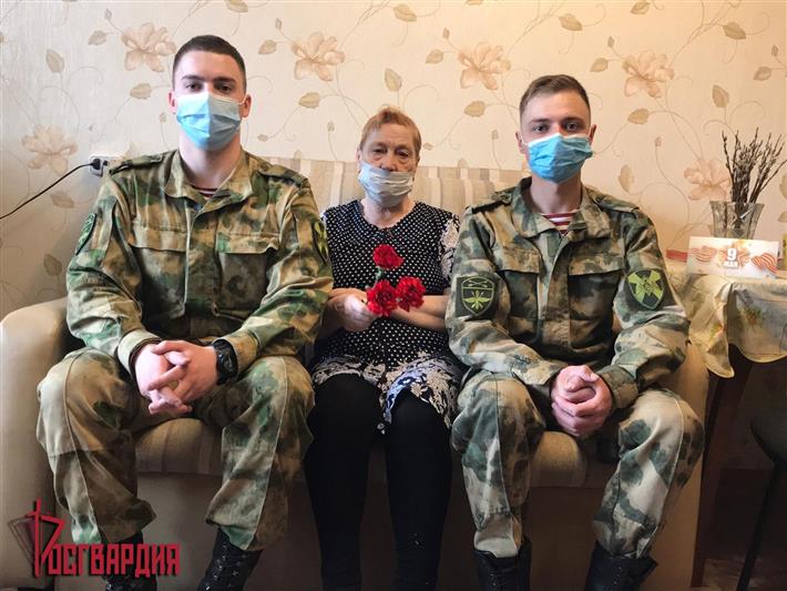 Иркутские росгвардейцы оказывают адресную помощь одиноким пожилым людям