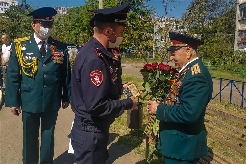 В Краснодаре росгвардейцы поздравили 93-летнего ветерана Великой Отечественной войны с приближающимся Днем Победы (видео)