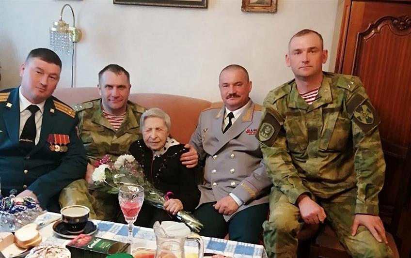 Военнослужащие дивизии Дзержинского поздравили ветеранов Великой Отечественной войны с Днем Победы