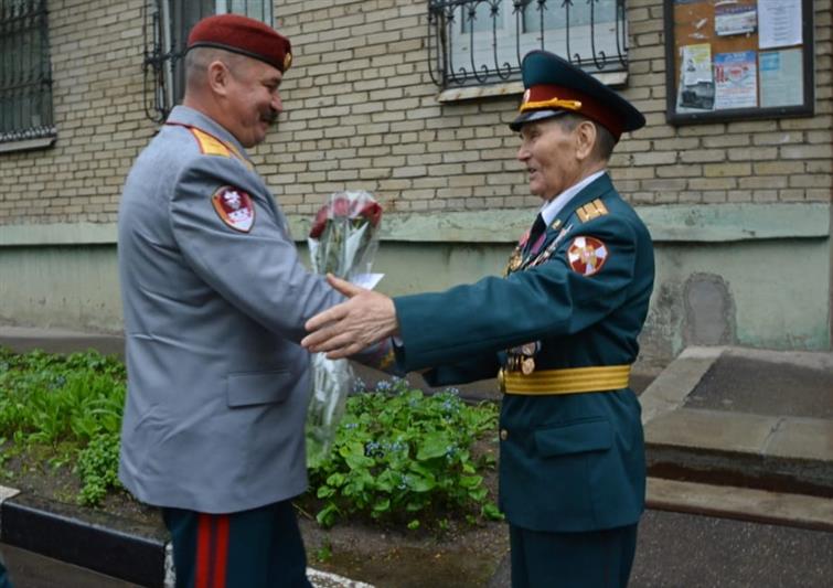 Военнослужащие дивизии Дзержинского поздравили ветеранов Великой Отечественной войны с Днем Победы