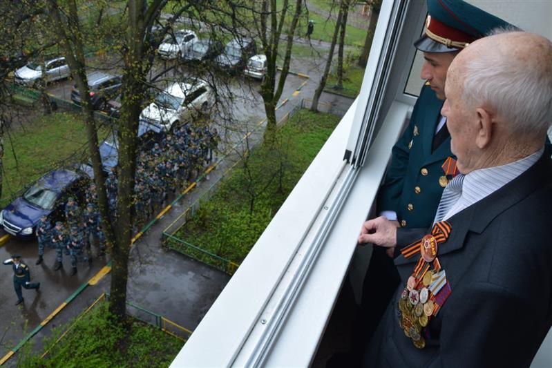 Военнослужащие дивизии Дзержинского поздравили ветеранов Великой Отечественной войны с Днем Победы
