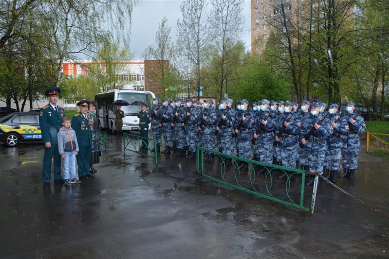 Военнослужащие дивизии Дзержинского поздравили ветеранов Великой Отечественной войны с Днем Победы