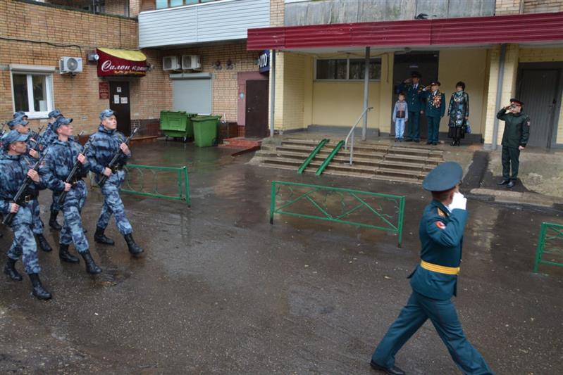 Военнослужащие дивизии Дзержинского поздравили ветеранов Великой Отечественной войны с Днем Победы
