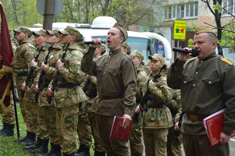 Военнослужащие дивизии Дзержинского поздравили ветеранов Великой Отечественной войны с Днем Победы
