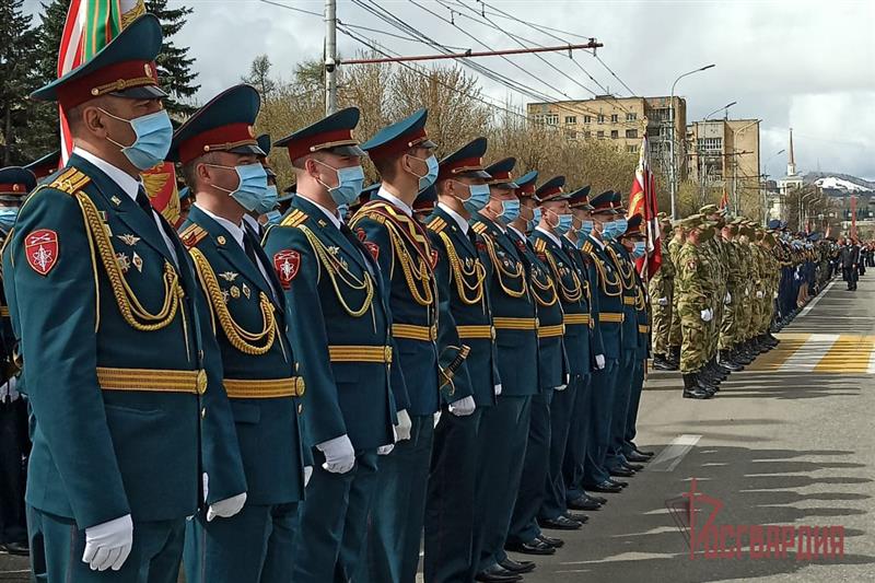 Парадные расчёты Росгвардии прошли торжественным маршем по главным площадям Сибири в День Победы