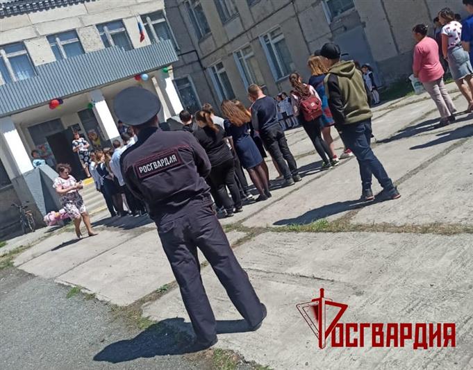 Росгвардия приняла участие в обеспечении безопасности последних звонков в учебных заведениях Урала