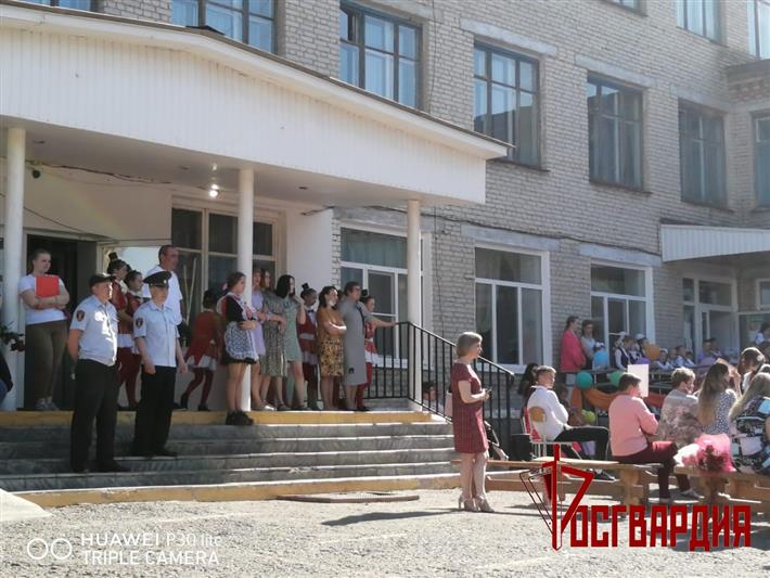 Росгвардия приняла участие в обеспечении безопасности последних звонков в учебных заведениях Урала