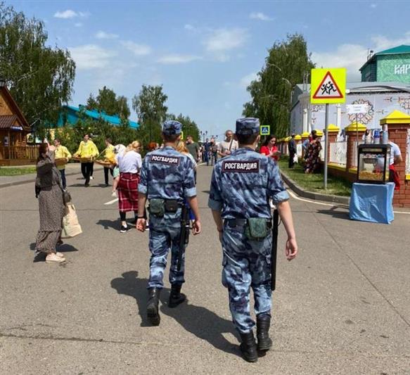 В Татарстане росгвардейцы обеспечили правопорядок во время проведения фестиваля русского фольклора «Каравон»