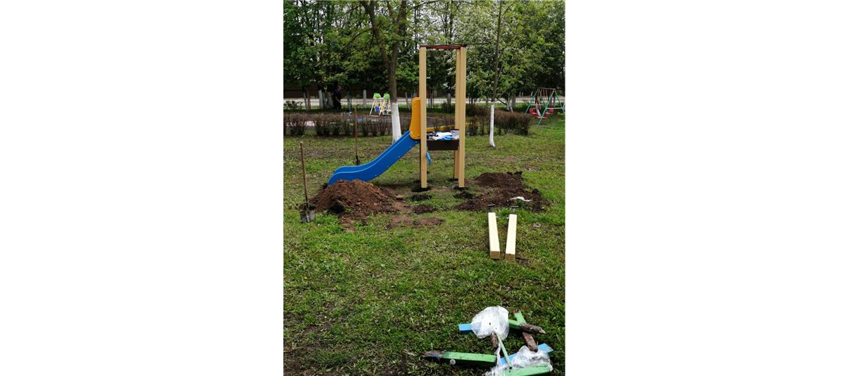 В Орле сотрудники ОМОН помогли установить игровые комплексы в детском доме