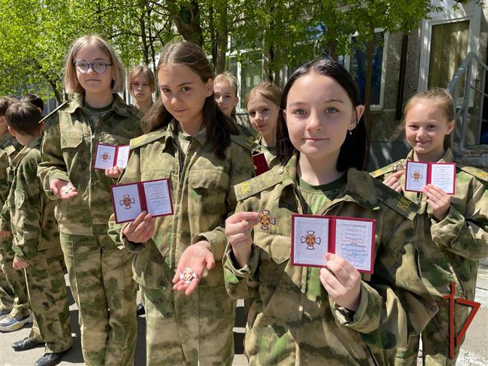 В Иркутске офицеры Росгвардии поздравили кадетов подшефных классов с окончанием учебного года 
