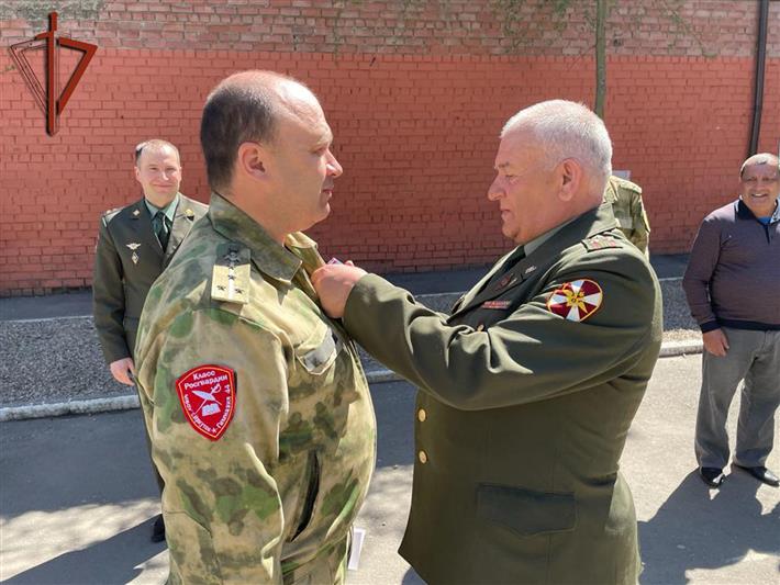 В Иркутске офицеры Росгвардии поздравили кадетов подшефных классов с окончанием учебного года 