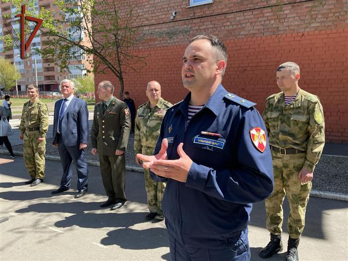 В Иркутске офицеры Росгвардии поздравили кадетов подшефных классов с окончанием учебного года 