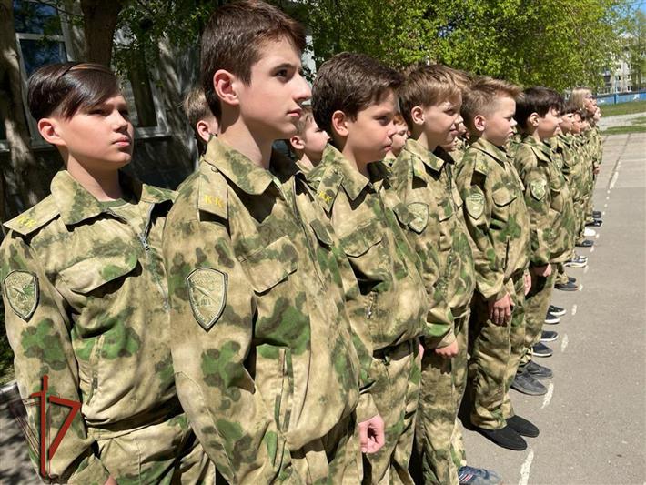 В Иркутске офицеры Росгвардии поздравили кадетов подшефных классов с окончанием учебного года 