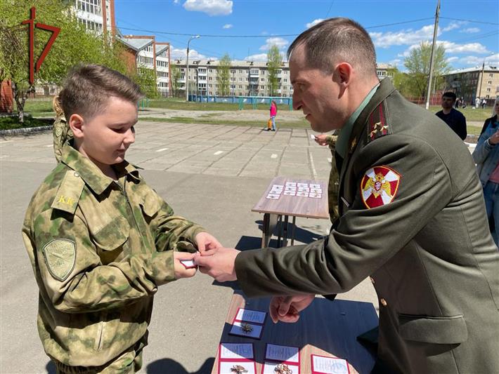 В Иркутске офицеры Росгвардии поздравили кадетов подшефных классов с окончанием учебного года 
