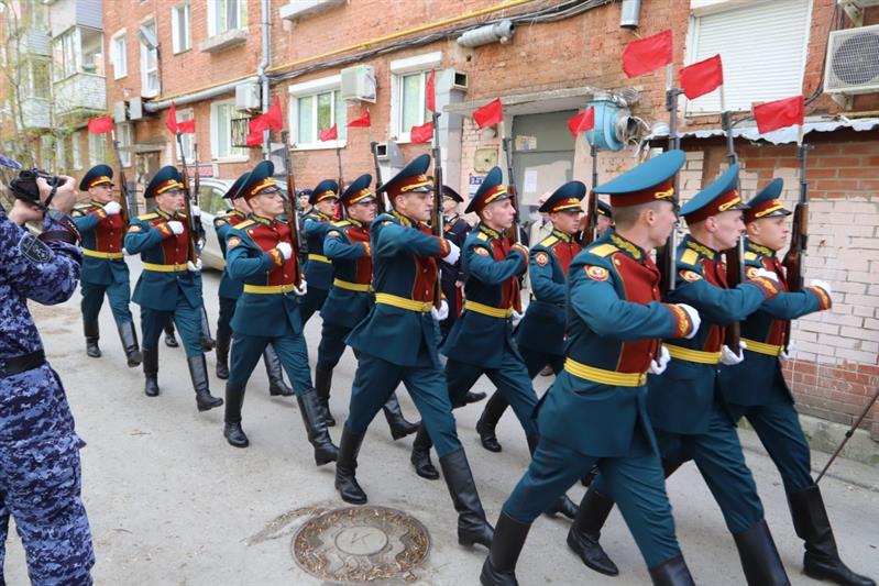 В Перми сотрудники и военнослужащие Росгвардии поздравили с Днем Победы ветеранов Великой Отечественной войны 