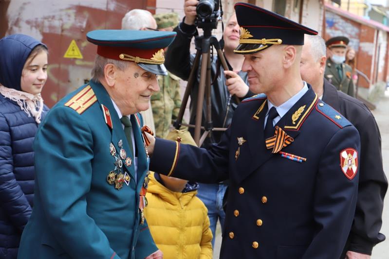 В Перми сотрудники и военнослужащие Росгвардии поздравили с Днем Победы ветеранов Великой Отечественной войны 