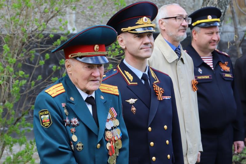 В Перми сотрудники и военнослужащие Росгвардии поздравили с Днем Победы ветеранов Великой Отечественной войны 