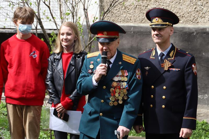 В Перми сотрудники и военнослужащие Росгвардии поздравили с Днем Победы ветеранов Великой Отечественной войны 