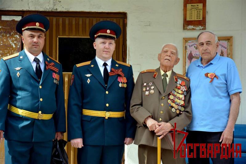 Военнослужащие озерской дивизии Росгвардии поздравили с Днём Победы фронтовиков и тружеников тыла