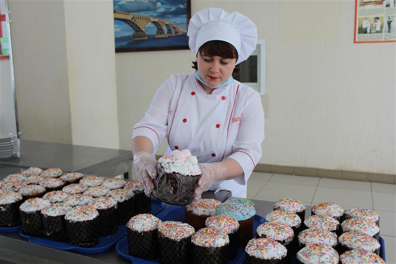 Повар Росгвардии из Саратова испекла пасхальные куличи для маленьких пациентов онкодиспансера (видео)