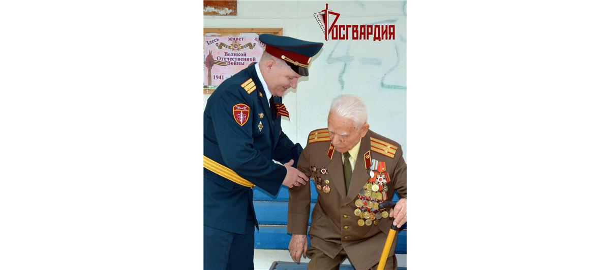 Военнослужащие озерской дивизии Росгвардии поздравили с Днём Победы фронтовиков и тружеников тыла