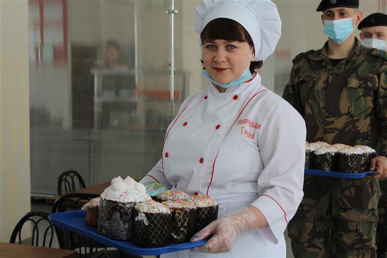 Повар Росгвардии из Саратова испекла пасхальные куличи для маленьких пациентов онкодиспансера (видео)