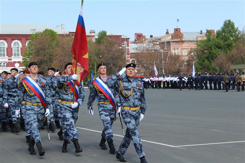 В преддверии праздника Великой Победы военнослужащие и сотрудники Росгвардии парадным маршем прошли по главной площади Саратова