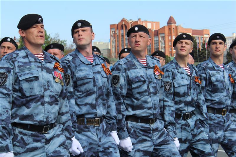В преддверии праздника Великой Победы военнослужащие и сотрудники Росгвардии парадным маршем прошли по главной площади Саратова