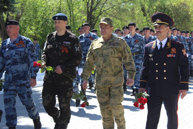 В преддверии праздника Великой Победы военнослужащие и сотрудники Росгвардии парадным маршем прошли по главной площади Саратова