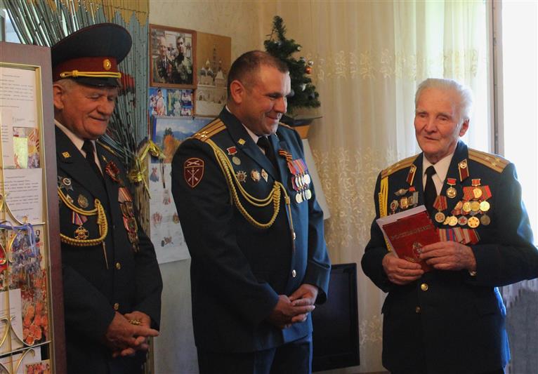 Во Владикавказе Росгвардия провела персональные парады для ветеранов
